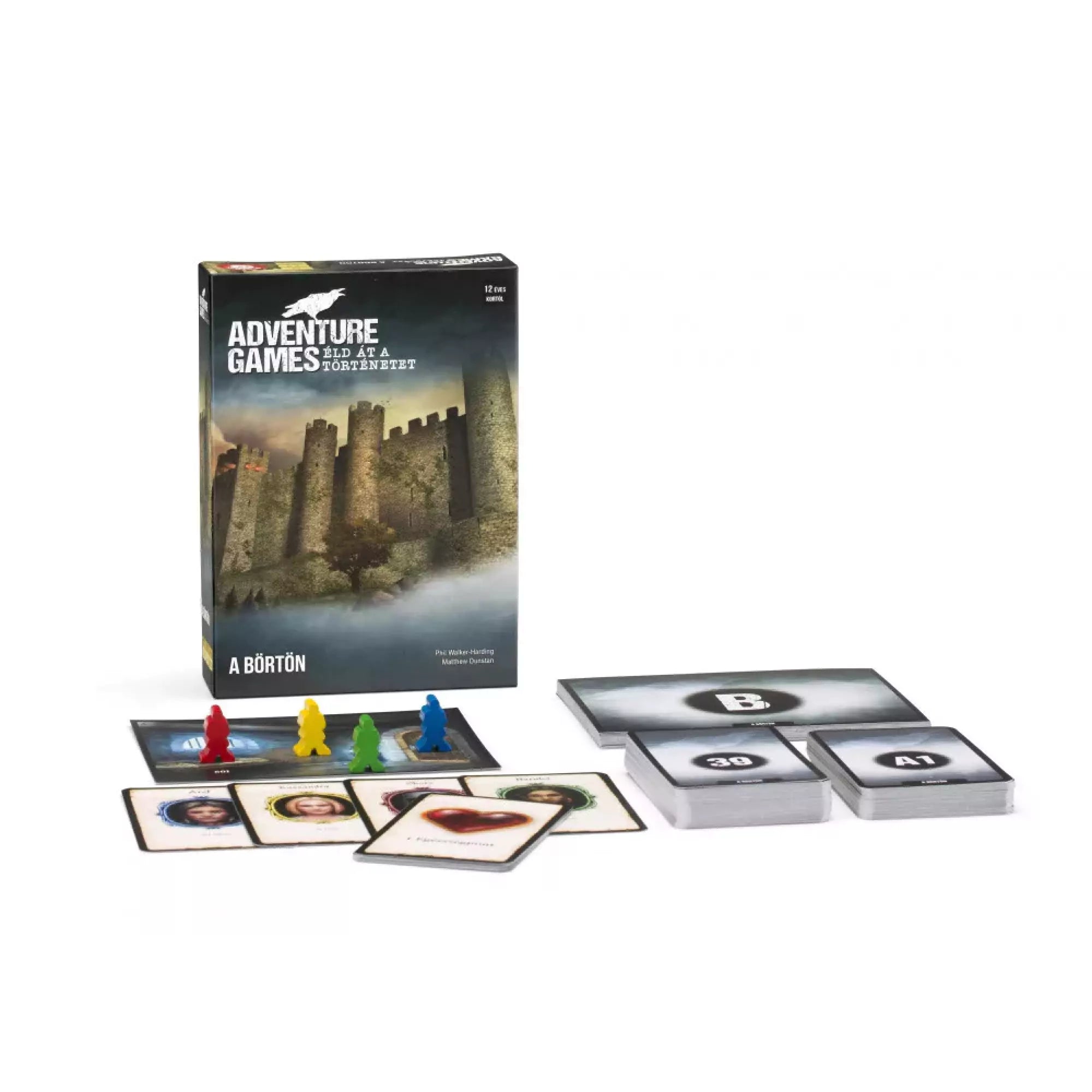 Adventure Games – A börtön társasjáték doboza a játék tartalmával: karakterkártyák, helyszínkártyák, paklik és színes bábufigurák kirakva az asztalon.