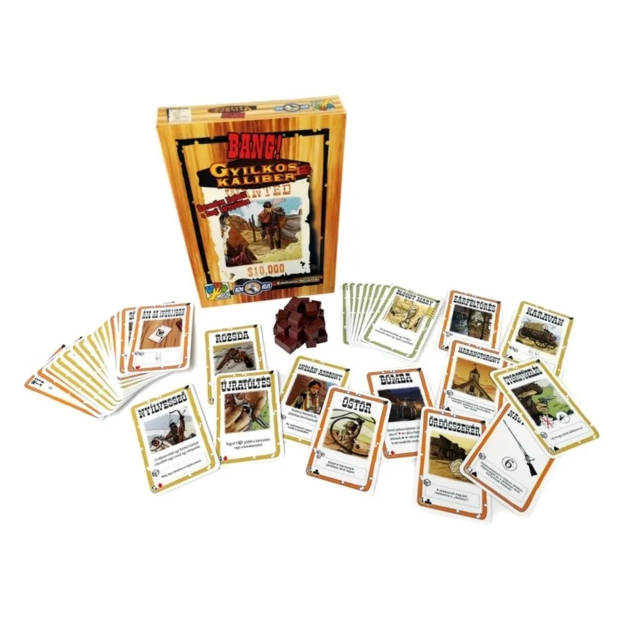 A Bang! – Gyilkos kaliber társasjáték doboza és tartozékai: középen álló doboz, körülötte kártyák és barna fakockák; jól láthatóak a karakter- és akciókártyák, például a Rozsda, Újratöltés, Bomba, valamint új karakterek.