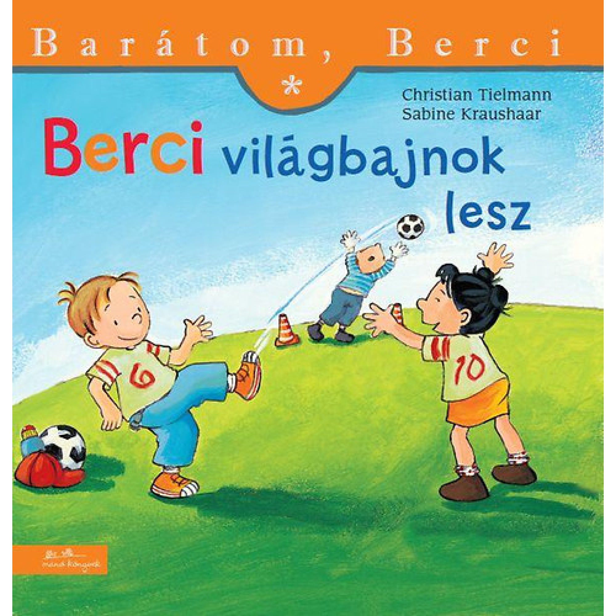 „Berci világbajnok lesz” című könyv borítója. A képen Berci épp focizik barátaival egy zöld mezőn, miközben elrúgja a labdát a kapura. A háttérben egy kapus a levegőbe ugrik, hogy elkapja a labdát, mellette egy lány játékosan próbálja elérni. A karakterek színes mezeket viselnek, a jelenet dinamikus és vidám hangulatú.
