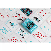 A Bicycle Disney Minnie Mouse kártyapakli doboza kirakott lapok között, amelyeken Minnie egér különböző vidám pózokban látható piros, kék és fekete színekben.