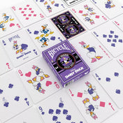 A Bicycle Disney Daisy Duck kártyapakli doboza kirakott lapok között, melyeken Daisy kacsa és Donald kacsa színes, vidám illusztrációi láthatók.