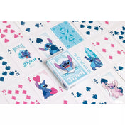 A Bicycle Stitch kártyapakli kiterítve, a lapokon különböző Stitch illusztrációkkal, rózsaszín és kék színvilágban, középen a pakli dobozával.