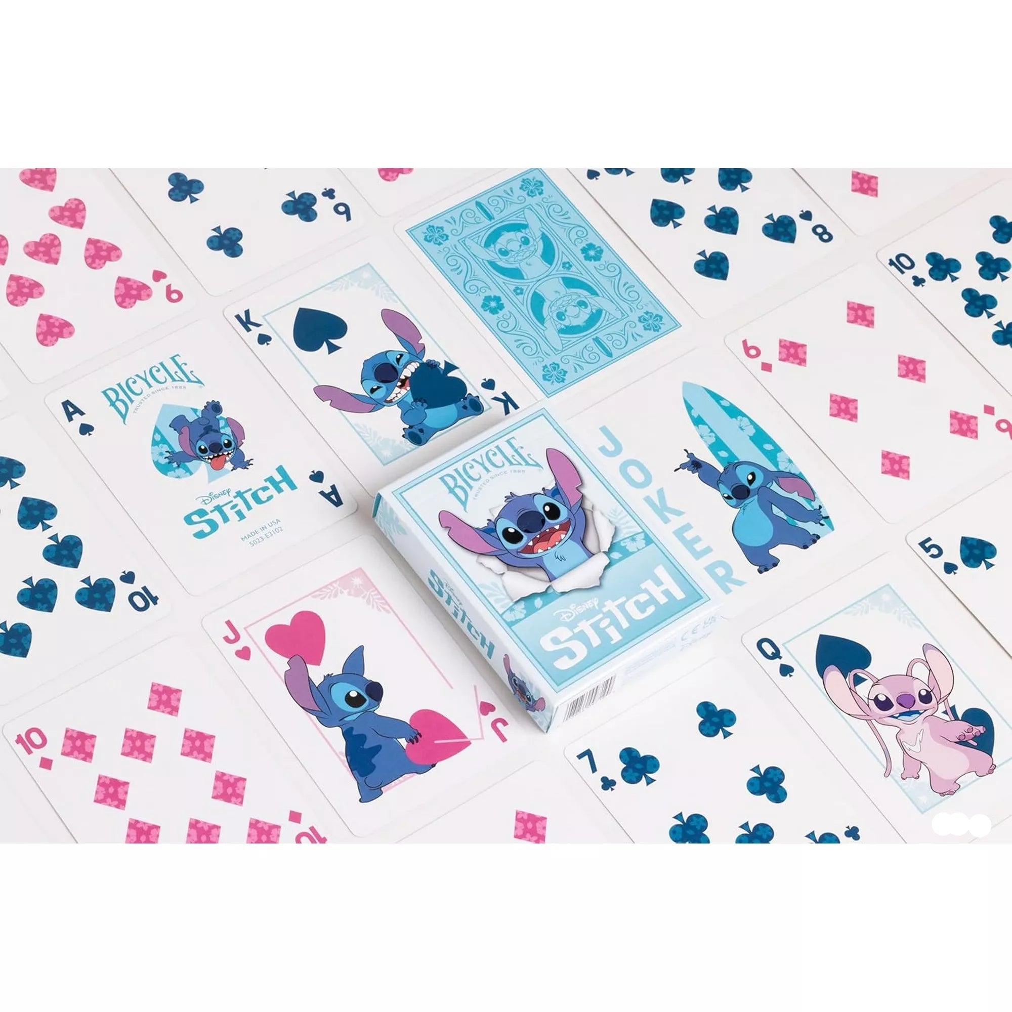 A Bicycle Stitch kártyapakli kiterítve, a lapokon különböző Stitch illusztrációkkal, rózsaszín és kék színvilágban, középen a pakli dobozával.