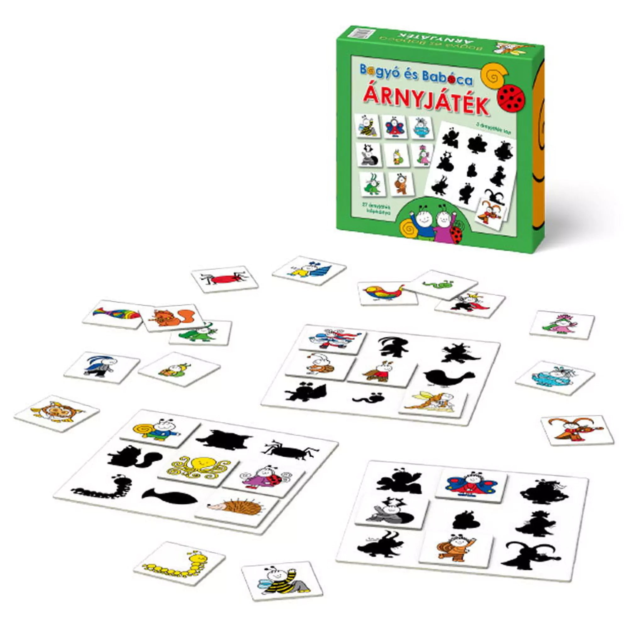 Bogyó és Babóca Árnyjáték kiterített tartalma: három árnyjáték tábla fekete sziluettekkel és színes illusztrált kártyák különféle figurákkal az asztalon szétszórva.
