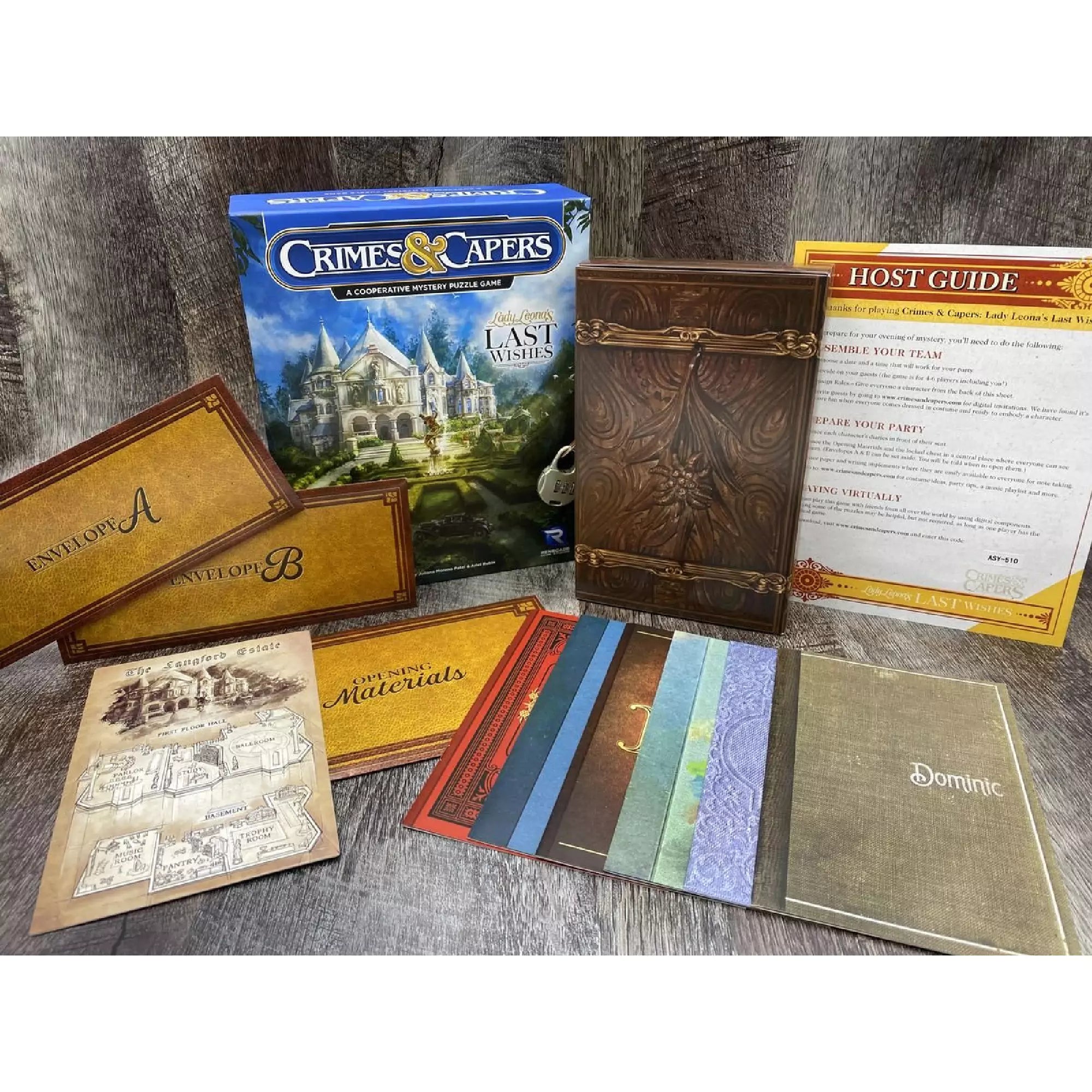 A Crimes & Capers: Lady Leona’s Last Wishes társasjáték kibontott tartalma, köztük A és B borítékok, karakterfüzetek, térkép, vendéglátói útmutató és egy díszes fadobozhoz hasonló tároló.