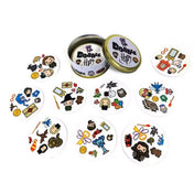 Dobble: Harry Potter kártyák és fém doboz – A játék doboza és a kerek játékkártyák, amelyek Harry Potter világának jellegzetes elemeit tartalmazzák.