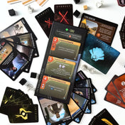 Dűne: Impérium – Vérvonal társasjáték kártyái és komponensei, köztük frakciólapok, harci és akciókártyák, valamint különböző jelölők játék közben elrendezve