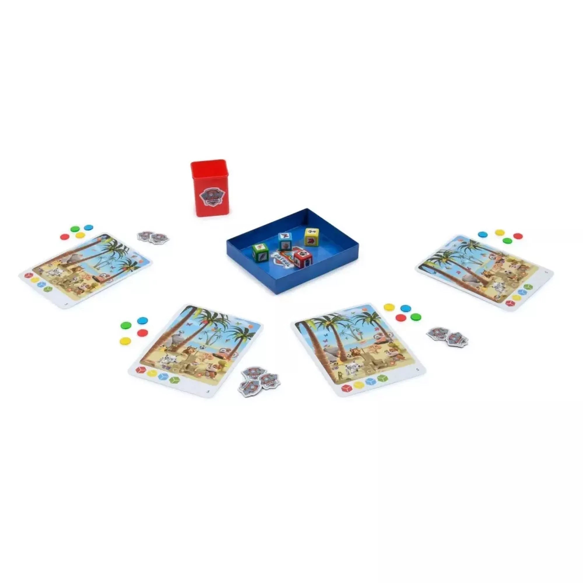 A Mancs Őrjárat Finders Keepers társasjáték tartozékai: tematikus kártyák, Mancs Őrjárat logós jelvények, színes korongok és dobókockák, valamint egy piros kockadobó pohár.