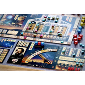 A Galileo Galilei társasjáték játéktáblája játék közben, különböző színű dobókockákkal, kártyákkal és akciómezőkkel; középen Johann Kepler portréja és egy teleszkóp grafika.