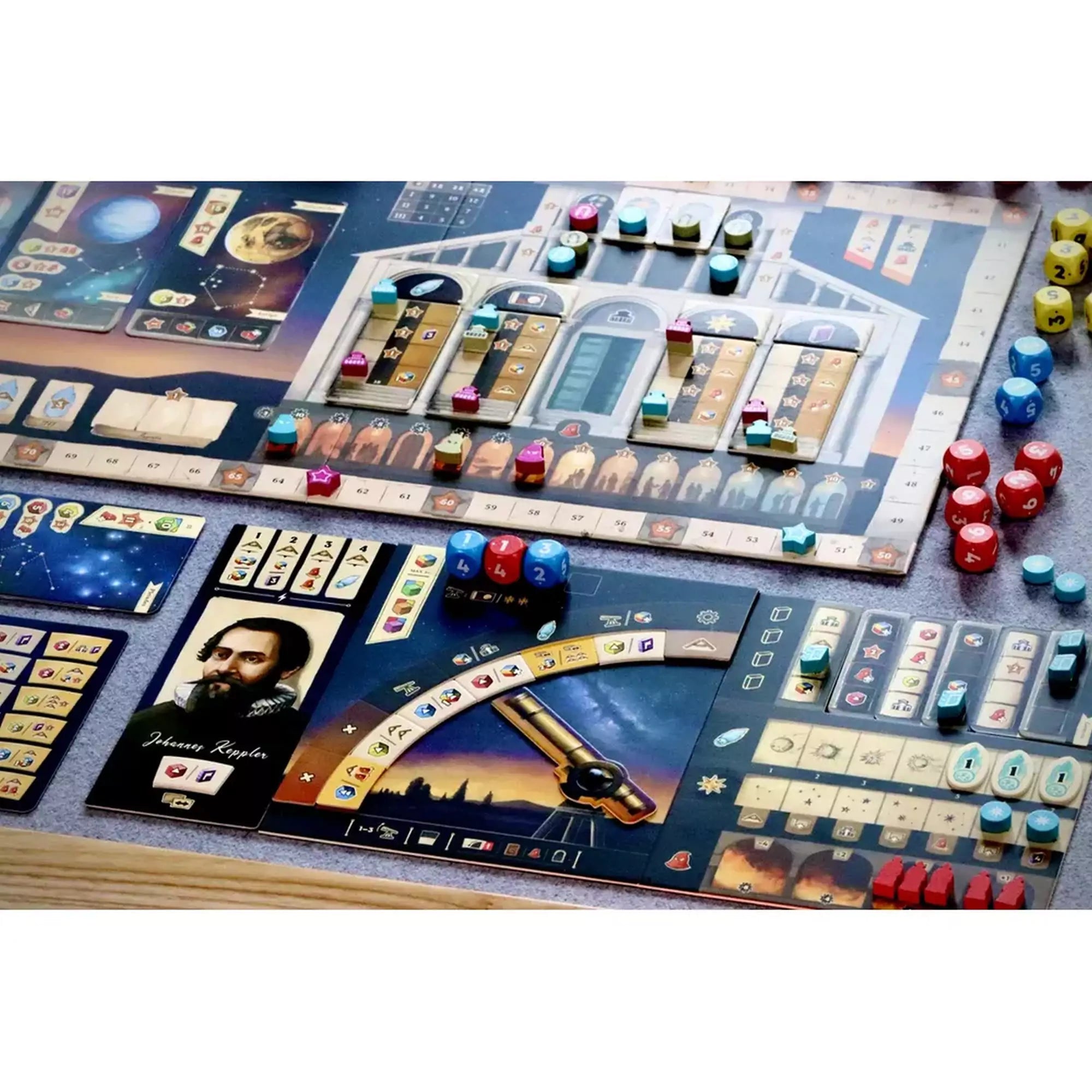 A Galileo Galilei társasjáték játéktáblája játék közben, különböző színű dobókockákkal, kártyákkal és akciómezőkkel; középen Johann Kepler portréja és egy teleszkóp grafika.
