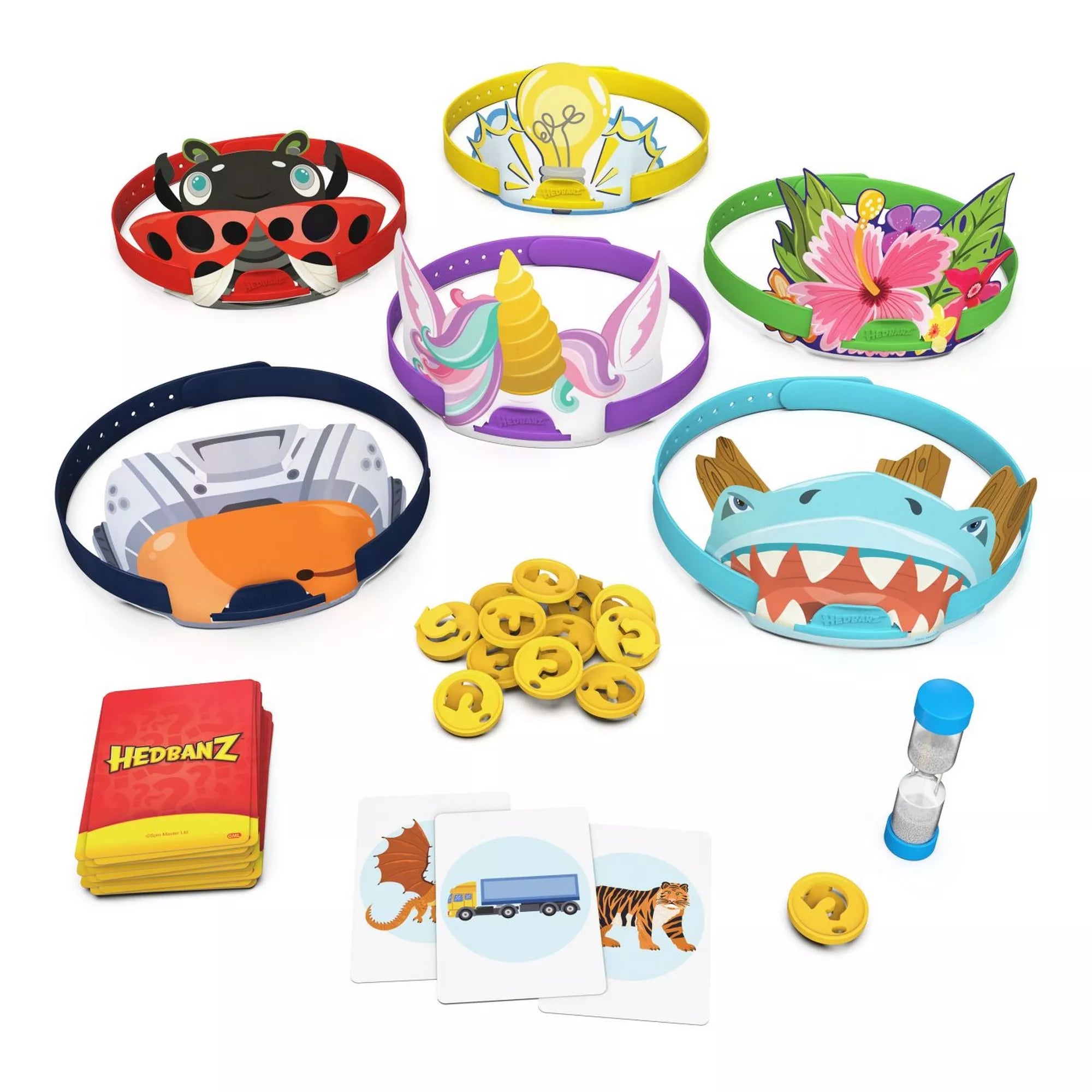 A Hedbanz társasjáték fejpántjai, kártyái és zsetonjai elrendezve, láthatóak a különböző tematikus kártyák (pl. tigris, sárkány, kamion) és a kék homokóra.