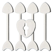 A Huzzle Cast ARROWS kirakó öt különálló darabja: négy nyíl alakú fémrúd és egy szív formájú középrész, melybe pontosan illeszkednek.