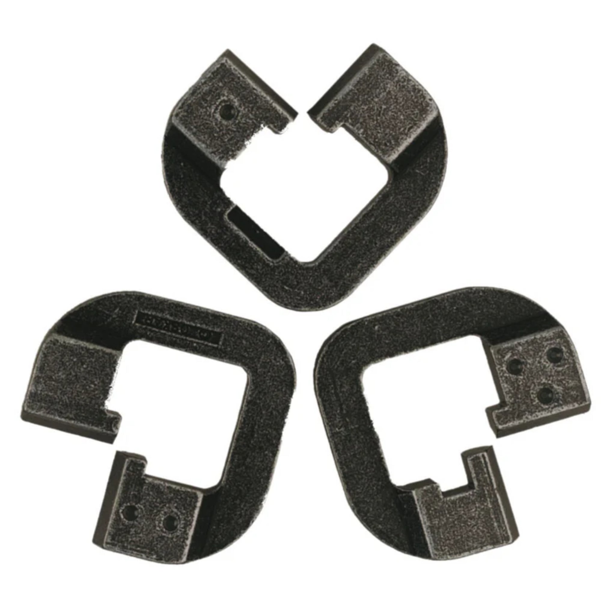 A Huzzle Cast CHAIN ördöglakat szétszedett állapotban három különálló, fekete, láncszem formájú fémdarabból áll.