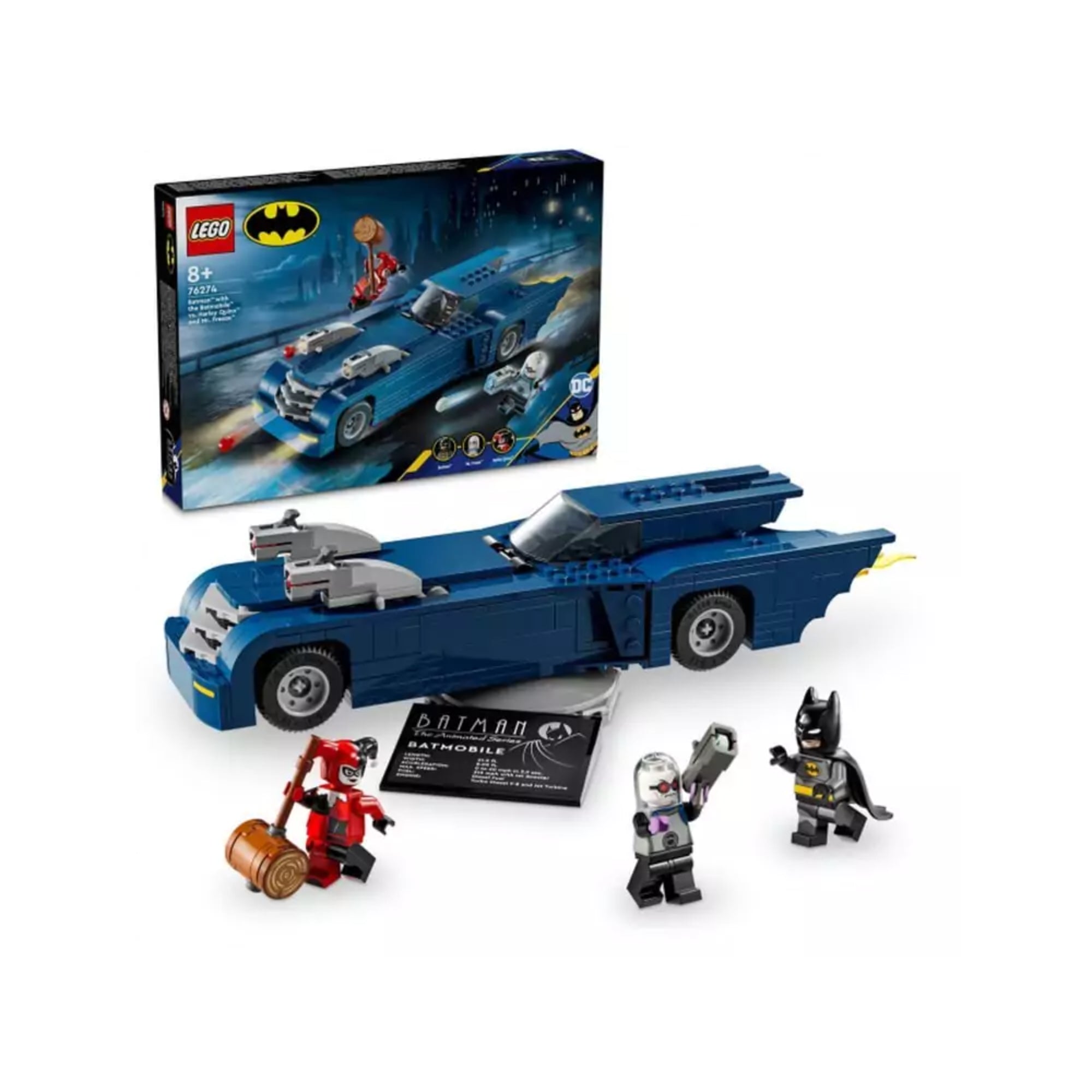 A képen a LEGO DC 76274-es szett tartalma látható kibontva: a lenyűgöző Batmobil modell mellett három minifigura is helyet kap – Batman, Harley Quinn és Mr. Freeze. A Batmobil hosszú, áramvonalas karosszériával és működő ágyúkkal van felszerelve, alatta pedig egy információs tábla található a járműről. Harley ikonikus fakalapáccsal, míg Mr. Freeze jégfegyverrel van ellátva, így tökéletes alapot nyújtanak az izgalmas történetekhez.
