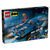 A képen a LEGO DC 76274-es szettje látható, amelyben Batman ikonikus Batmobilja szerepel, és izgalmas összecsapásra kerül sor Harley Quinn és Mr. Freeze ellen. A sötétkék jármű részletes kidolgozása, az elülső ágyúk és áramvonalas forma látványossá teszi az autót, miközben Harley hatalmas kalapáccsal ugrik akcióba, Mr. Freeze pedig fagyasztófegyverével támad. A doboz három minifigurát tartalmaz: Batmant, Harley Quinnt és Mr. Freeze-t.