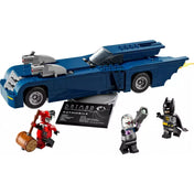 A képen a LEGO DC 76274-es szett fő elemei láthatók: a részletesen kidolgozott Batmobil, valamint három ikonikus minifigura – Harley Quinn óriási fakalapáccsal, Mr. Freeze jégfegyverrel és Batman köpenyben, sárga-fekete ruhában. A jármű előtt egy információs tábla található, rajta a Batmobil technikai adataival, amely „The Animated Series” stílusában készült.