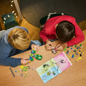 LEGO DREAMZzz Mateo és Z-Blob versenyautója (71491) gyerekek építés közben a fantáziavilágban