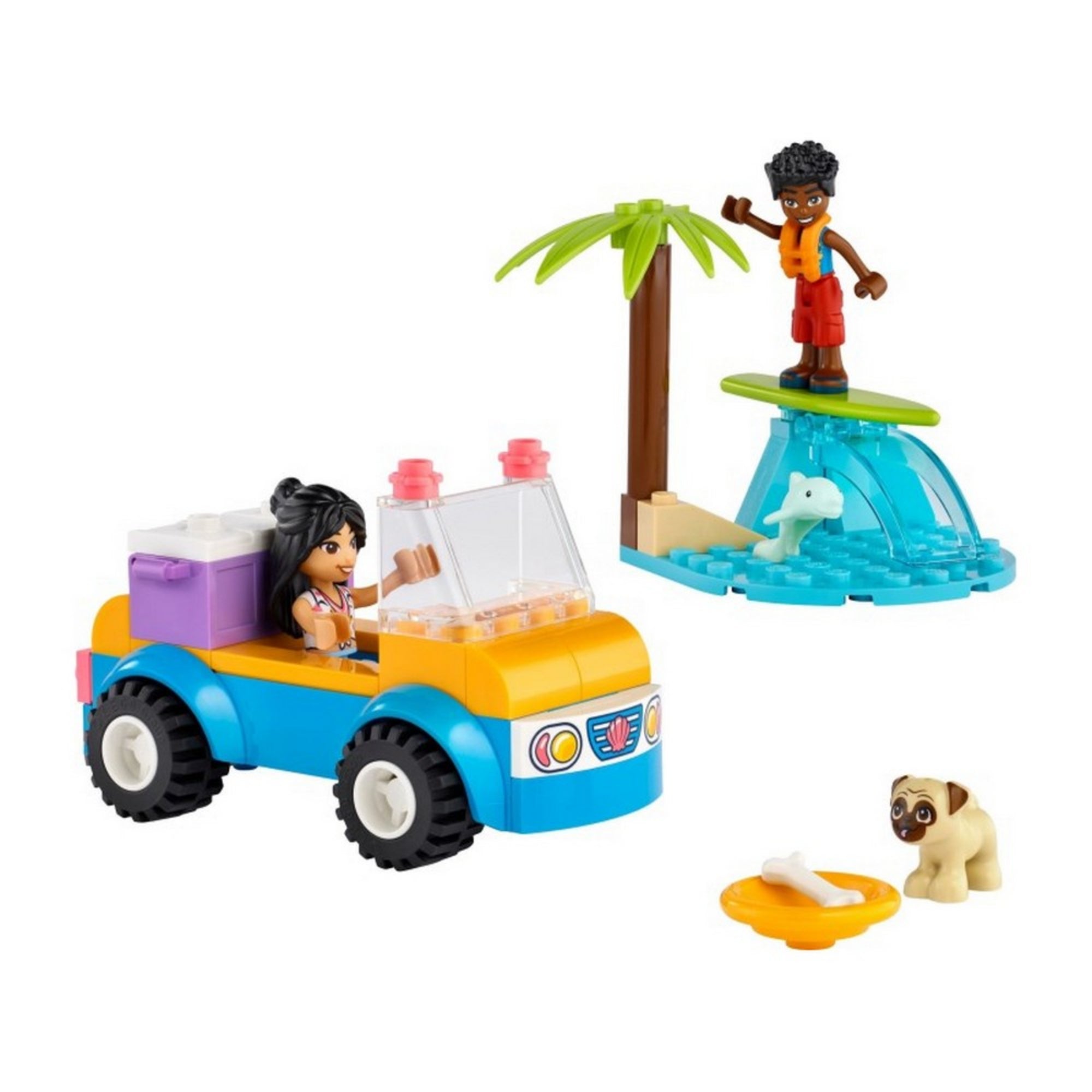 A LEGO Friends Homokfutó móka (41725) teljes készlete: egy színes, nyitott homokfutó járműben Liann ül, míg Zac a zöld szörfdeszkán áll egy pálmafa mellett, a hullámokon delfinfigura bukkan fel. Az előtérben egy mopsz kutya és egy narancssárga tálban csont látható. Tökéletes strandos LEGO kaland 4 éves kortól.