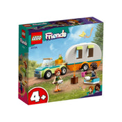 LEGO Friends 41726 Kempingezés lakókocsival – hivatalos dobozkép a 4+ korosztálynak ajánlott készletről. A dobozon a természetben játszódó jelenet látható, Autumn és Aliya minifigurákkal, a lakókocsi és a terepjáró teljes felszerelésével, valamint tábortűzzel. A bal alsó sarokban nagy "4+" jelölés, a jobb alsó sarokban a karakterek neve.