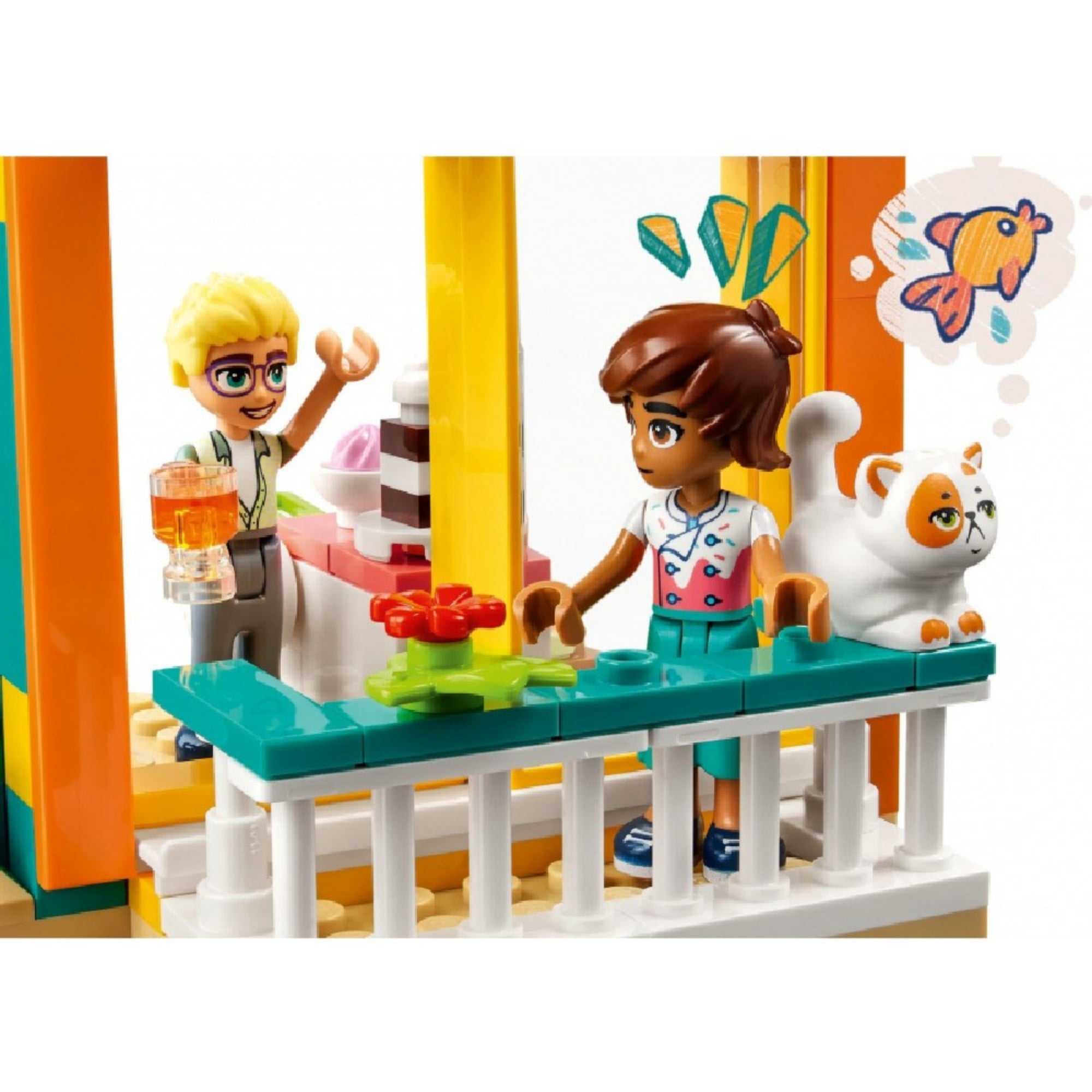 LEGO Friends 41754 Leo szobája – Olly egy pohárral a kezében beszélget Leóval az erkélyen, miközben a fehér macska is csatlakozik hozzájuk. A jelenet hangulatos, virágos erkélyt és beltérből kitekintő nyílászárót ábrázol.
