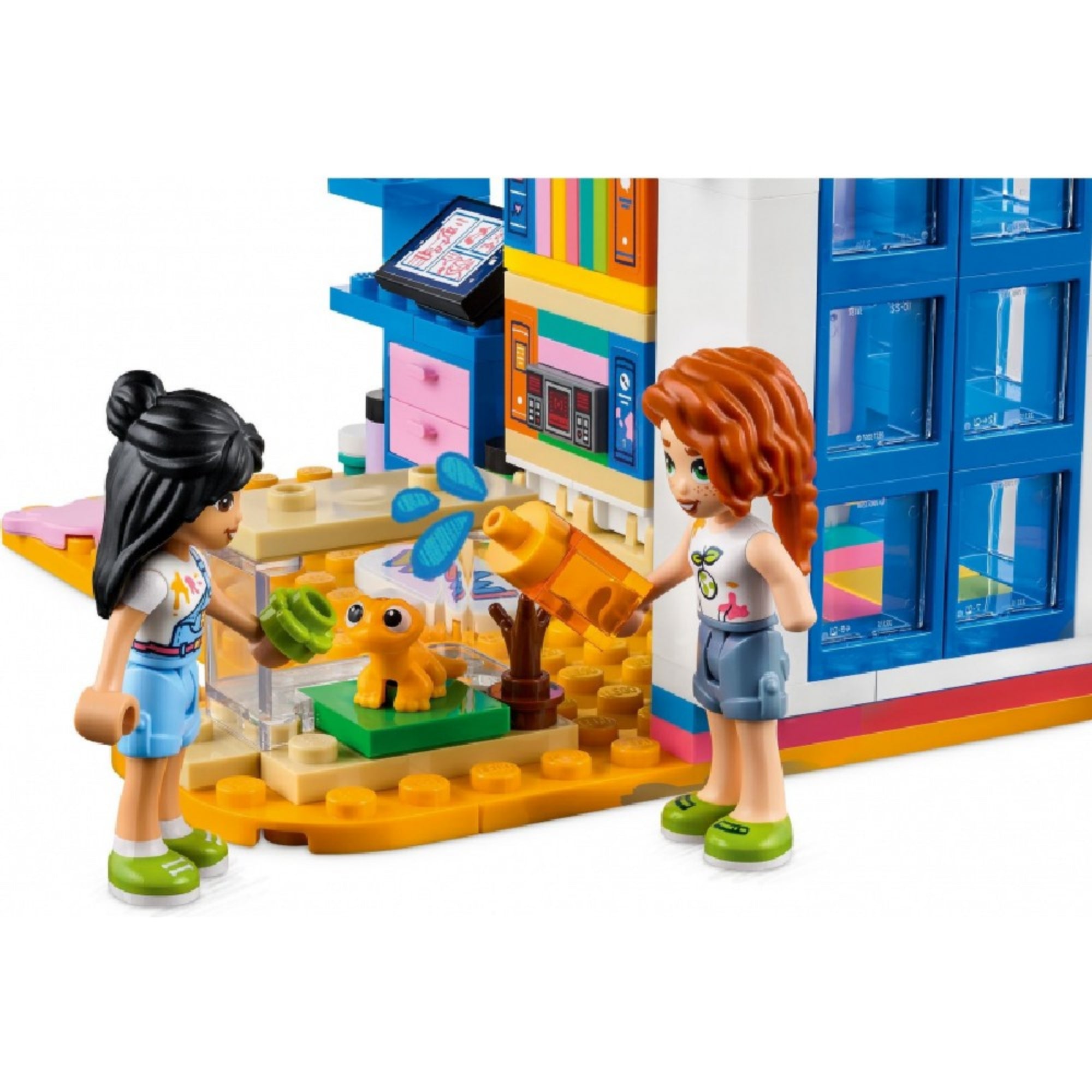 LEGO Friends 41739 Liann szobája – Liann és Autumn gondoskodnak egy aranyos kis sárga gyíkról a terráriumban. A jelenet tartalmaz játékos növénydekorációkat, vizet permetező palackot, levelet és apró részleteket, amelyek fokozzák a gondoskodó szerepjáték élményét.