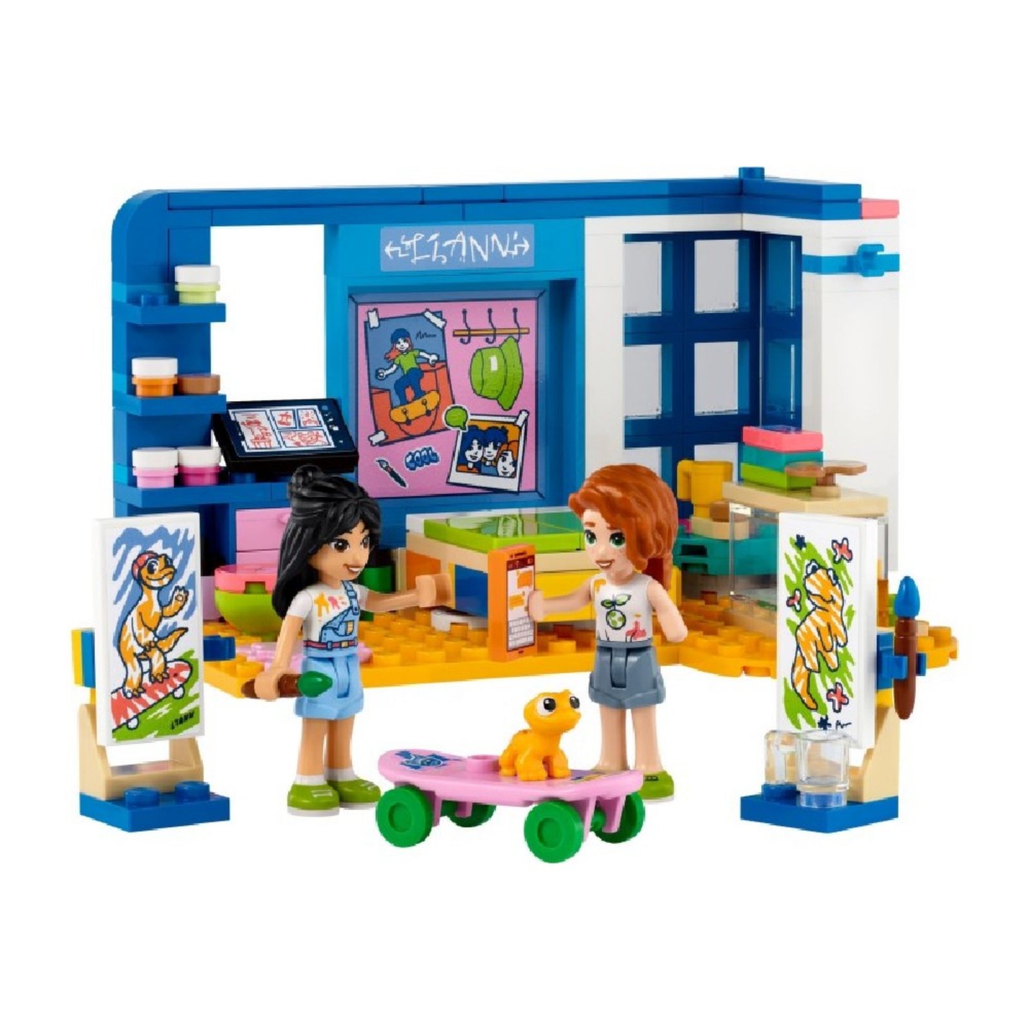 LEGO Friends 41739 Liann szobája – a teljes játékkészlet szemből: két minifigura (Liann és Autumn), festőállványok, ecsetek, egy terrárium sárga gyíkkal, színes bútorok és poszterek, valamint egy pink gördeszka zöld kerekekkel. A jelenet egy kreatív, művészi szobabelsőt ábrázol.