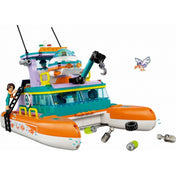 LEGO Friends 41734 Tengeri mentőhajó – a teljes készlet felépítve: modern mentőhajó színes felépítménnyel, mini laborral, napelemes panelekkel és daruval, valamint több karakterrel és állatfigurákkal. A jelenet tengeri környezetben játszódik, mentőakció közben.