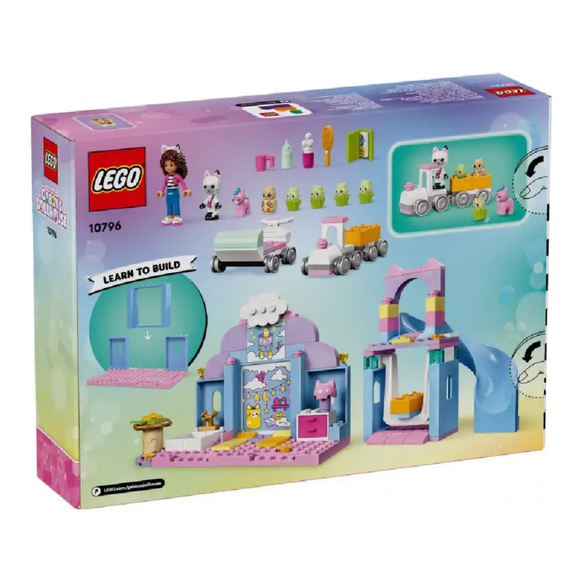 LEGO Gabby's Dollhouse 10796 doboz hátoldala, részletes bemutató a cicabölcső szett tartalmáról, kiegészítőkkel és karakterekkel.