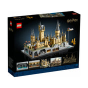A LEGO Harry Potter Roxfort kastély és környéke (76419) készlet dobozának hátoldala, bemutatva a belső részeket, részletfotókat és a dioráma arany vázlatát.