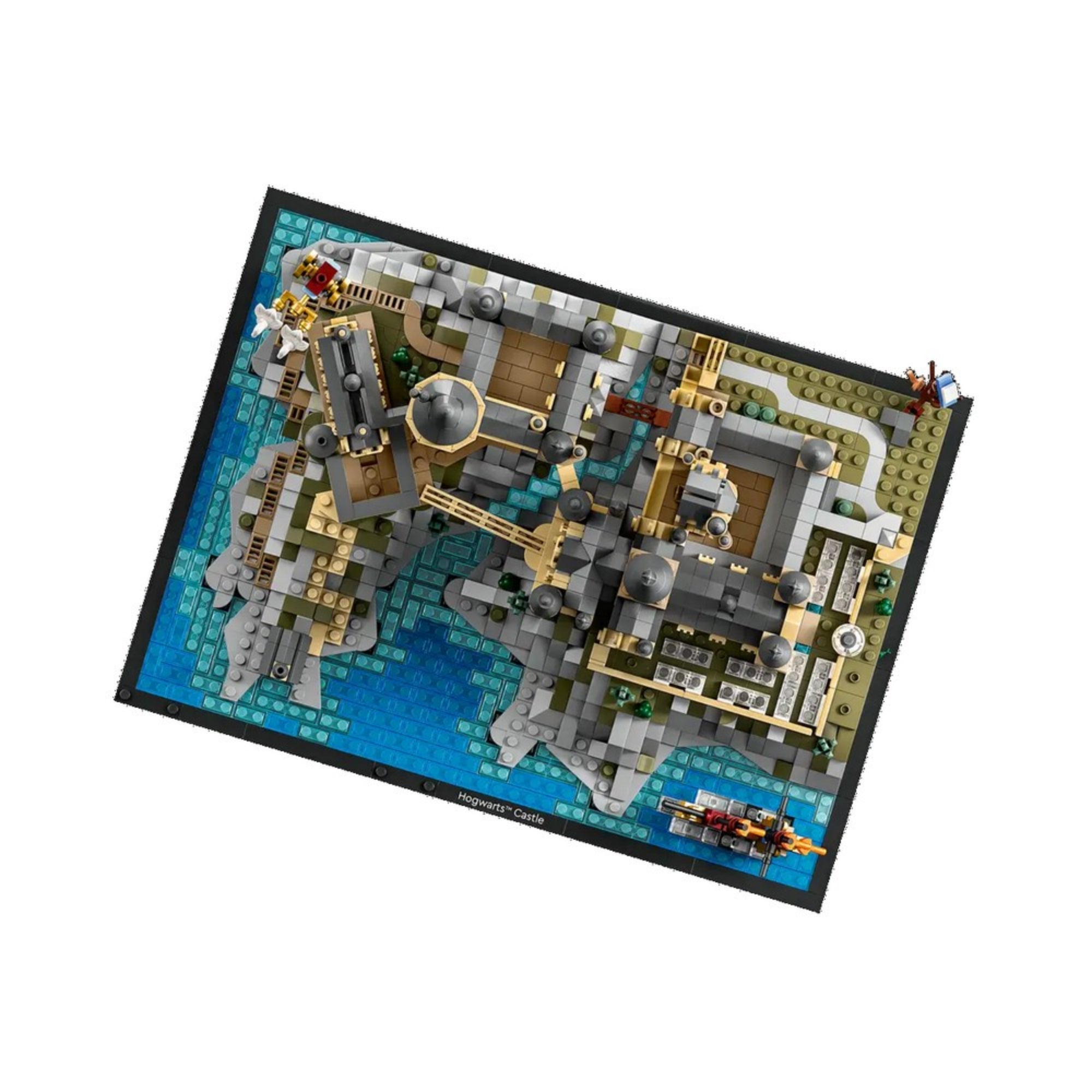 Felülnézeti kép a LEGO Roxfort kastély diorámáról, jól láthatóak az épületrészek, udvarok, vízpart és kiegészítők mint a csónak és híd.