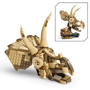 Közelebbi kép a LEGO Jurassic World Dinómaradványok: Triceratops-koponya (76969) modellről, részletesen kiemelve a koponya és az ásatási alaplap elemeit.