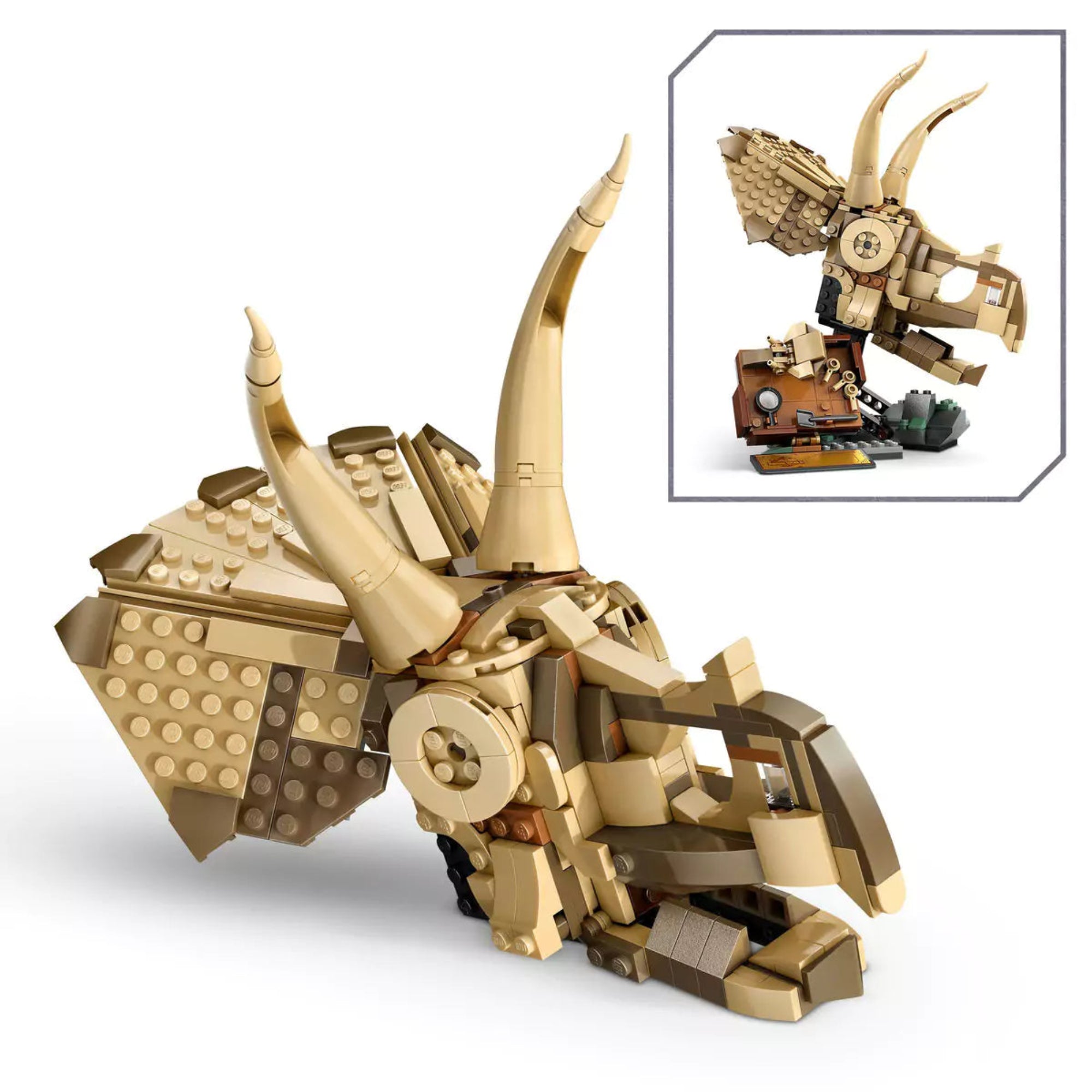 Közelebbi kép a LEGO Jurassic World Dinómaradványok: Triceratops-koponya (76969) modellről, részletesen kiemelve a koponya és az ásatási alaplap elemeit.