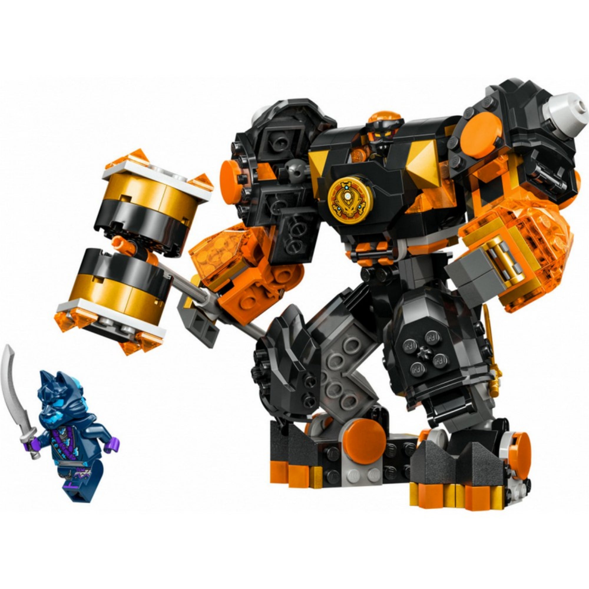 Részletes felvétel a LEGO NINJAGO Cole elemi földrobotja készlet teljes tartalmáról: a fekete-narancs színű, masszív robot egy hatalmas arany kalapácsot tart, mellette a sötétkék árnyharcos minifigura karddal.
