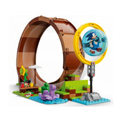 A LEGO Sonic the Hedgehog – Sonic's Green Hill Zone Hurok kihívása (76994) készletből a nagy barna hurok közeli képe, benne Sonic áttetsző gömbjével, a háttérben növényekkel és vízeséssel.
