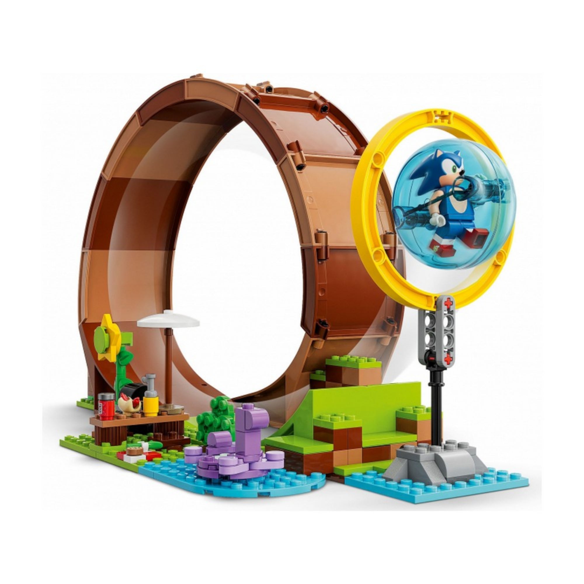 A LEGO Sonic the Hedgehog – Sonic's Green Hill Zone Hurok kihívása (76994) készletből a nagy barna hurok közeli képe, benne Sonic áttetsző gömbjével, a háttérben növényekkel és vízeséssel.