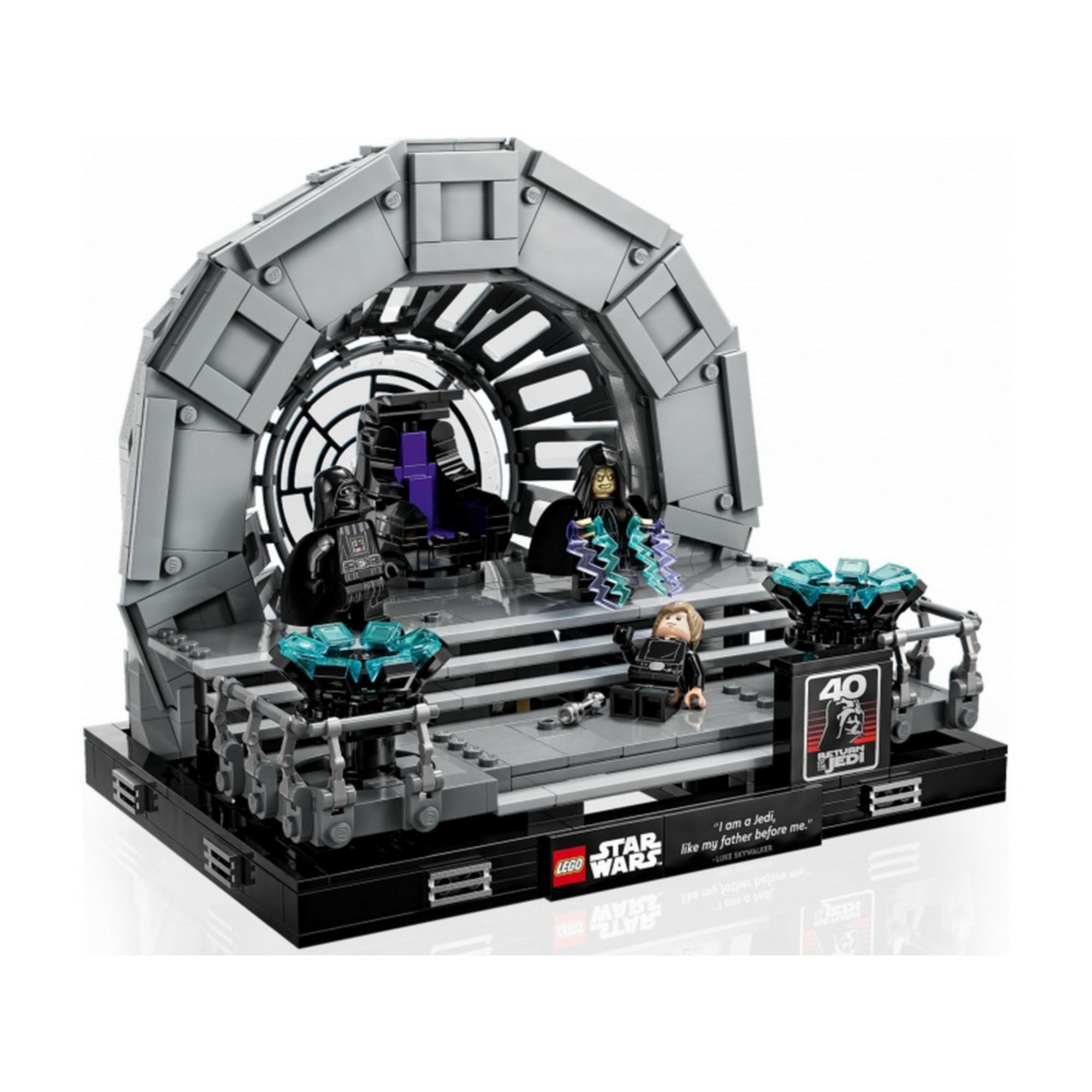 Teljesen összeállított LEGO Star Wars Császári trónterem dioráma (75352), rajta Luke Skywalker, Darth Vader és Palpatine császár minifigurákkal, alul „I am a Jedi…” felirattal és 40. évfordulós plakettel.