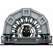 LEGO Star Wars Császári trónterem dioráma (75352) közeli képe, középen az Uralkodó minifigurája ül a sötét fekete trónon, körülötte íves, szürke LEGO építmény, a háttér a Halálcsillag ablakát idézi.
