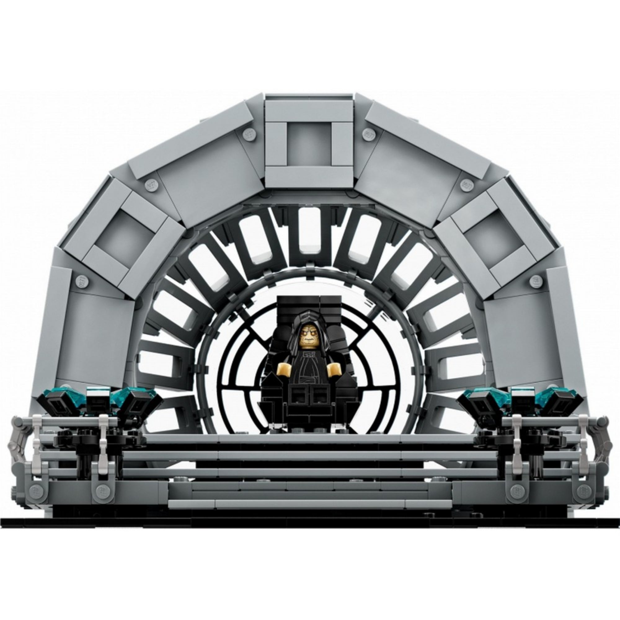 LEGO Star Wars Császári trónterem dioráma (75352) közeli képe, középen az Uralkodó minifigurája ül a sötét fekete trónon, körülötte íves, szürke LEGO építmény, a háttér a Halálcsillag ablakát idézi.