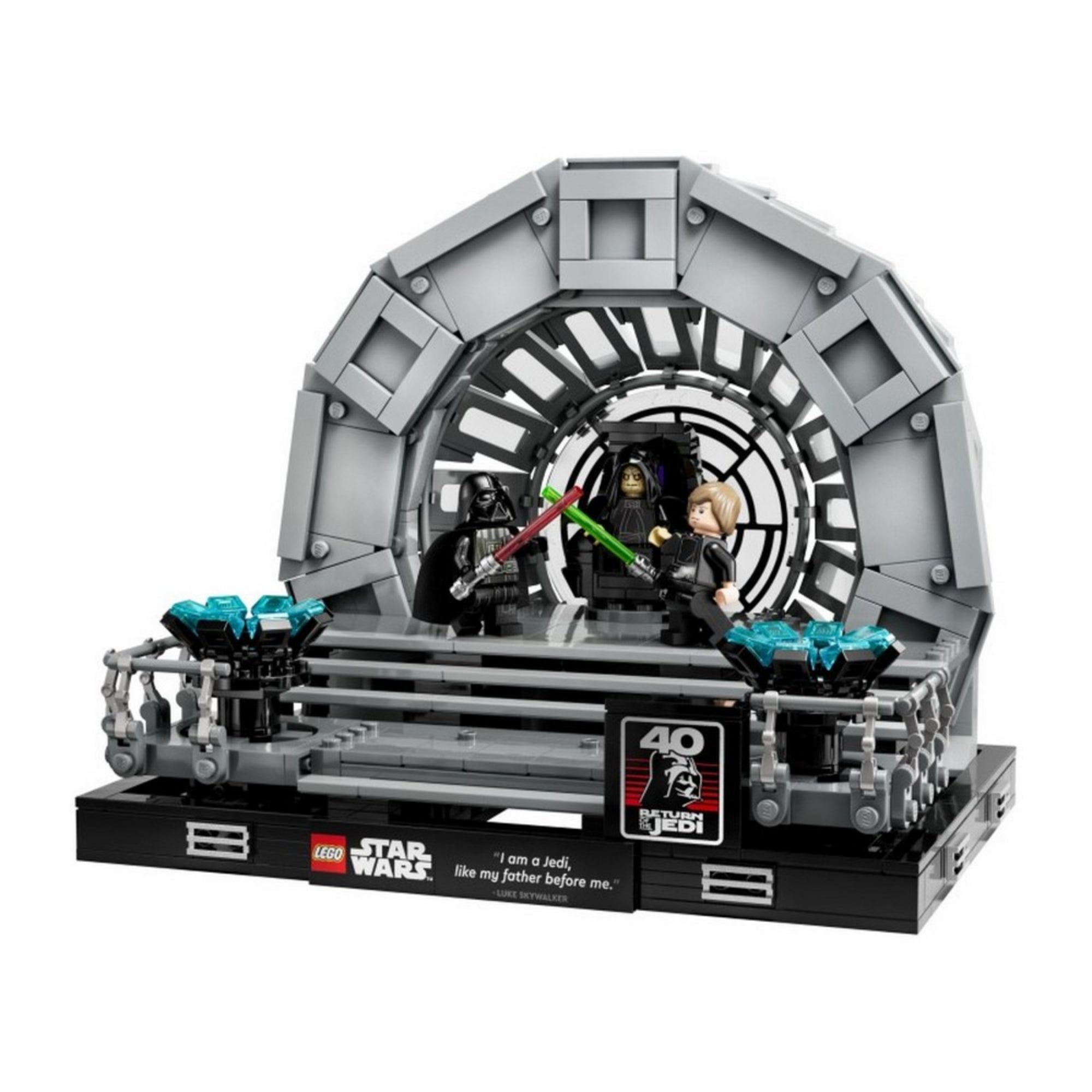 LEGO Star Wars trónterem jelenet, ahol Luke Skywalker és Darth Vader párbajoznak fénykarddal, a háttérben a császár ül trónján, az egész építmény szürke és fekete színekből áll.