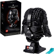 A LEGO Star Wars Darth Vader sisak (75304) doboza és az összeépített fekete sisak egy állványon, a háttérben a szett dobozával.