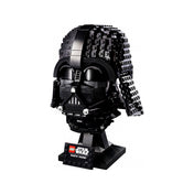 A LEGO Darth Vader sisak (75304) modell elölről fotózva, részletgazdag fekete elemekből építve, kis névtáblával ellátott állványon.