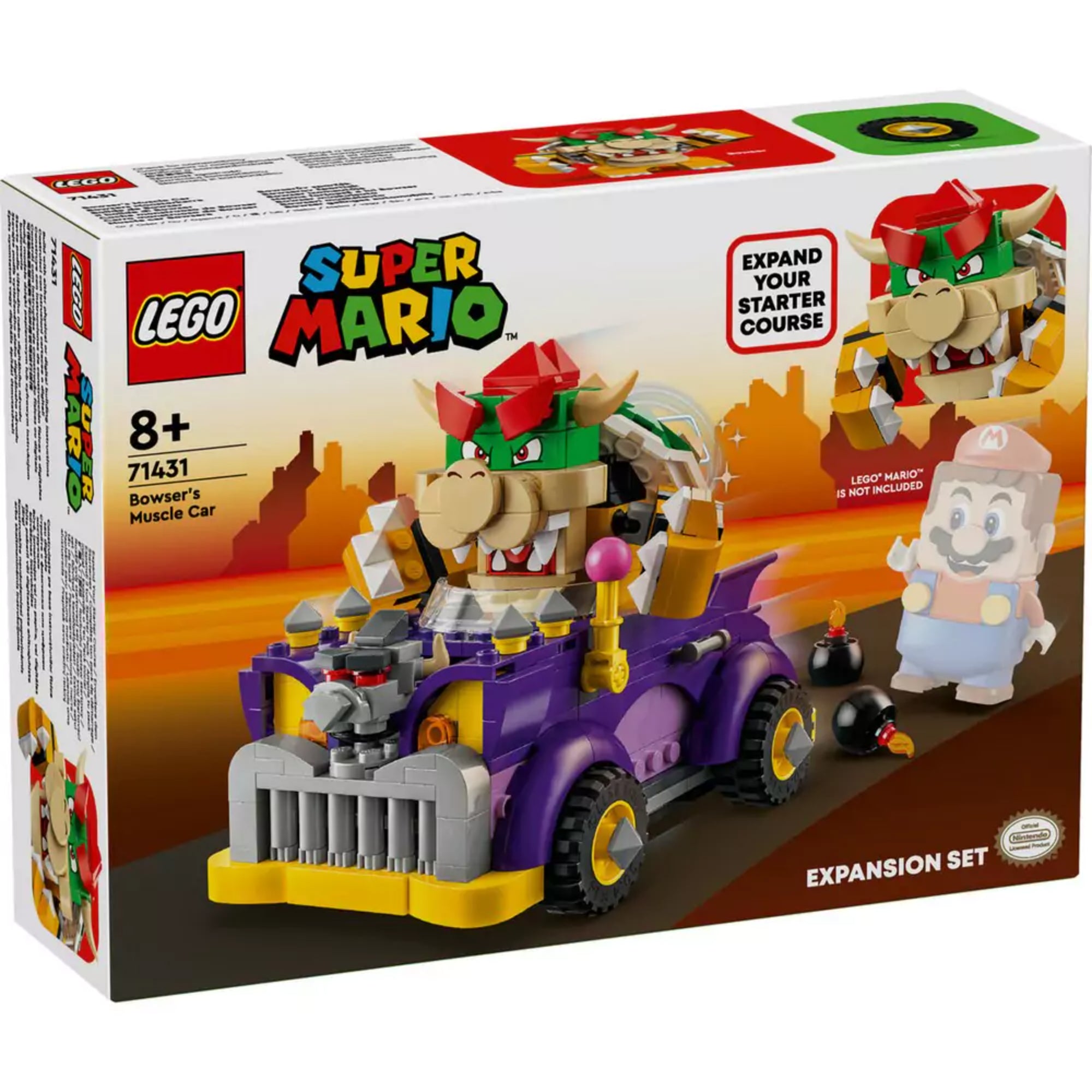 Részletes kép a LEGO Super Mario Bowser izomautója (71431) készlet dobozáról, amelyen Bowser gonosz vigyorral ül a lila és sárga színű izomautó volánjánál. A dobozon jól látható a jármű részletezése, a LEGO Super Mario logó, a korosztályi ajánlás (8+), valamint az „EXPANSION SET” felirat.