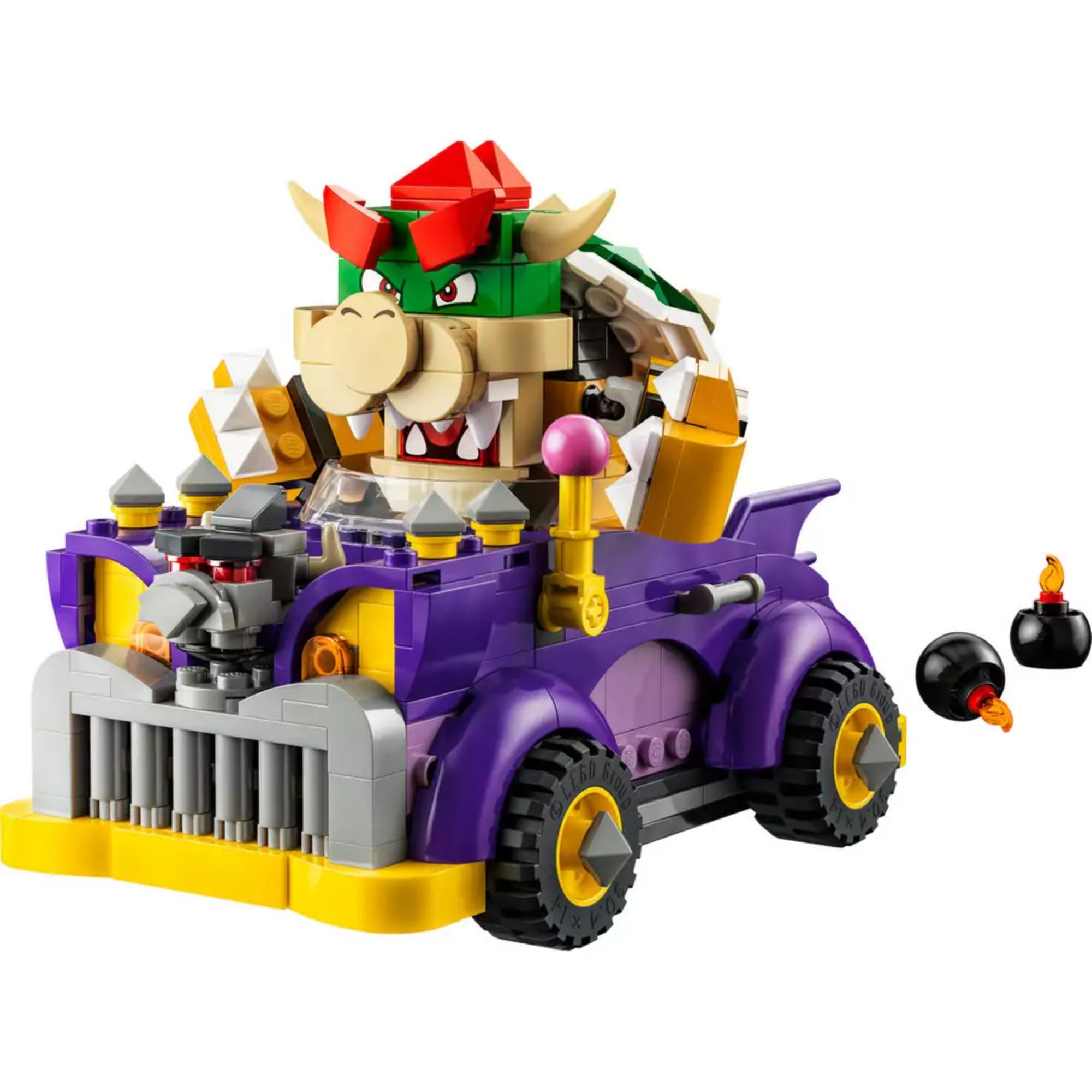 Az összerakott LEGO Super Mario Bowser izomautója (71431) látványos megjelenítése. A lila színű, erőteljes autó elején szúrós tüskék és egy ijesztő arc díszeleg, a volánnál pedig Bowser ül. Az autó mellett két kis fekete bombafigura (Bob-omb) is szerepel, fokozva az akciódús hangulatot.