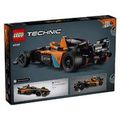 LEGO Technic NEOM McLaren Formula E Team 42169 doboz hátoldala – a modell hátulnézete és funkciói, például a Pull-Back mechanika és autóspecifikációk.
