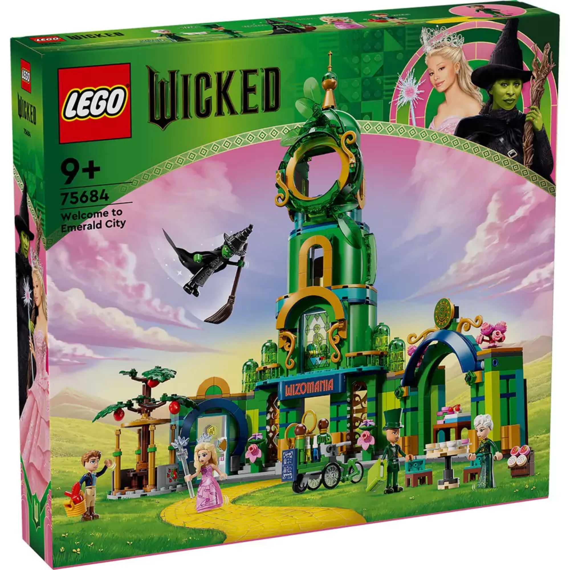 A LEGO Wicked – Köszöntünk Emerald Cityben (75684) készlet színes díszdoboza, rajta a zöld tornyos építmény, több karakterfigura és a seprűn repülő boszorkány illusztrációja, rózsaszín égbolt hátterében.