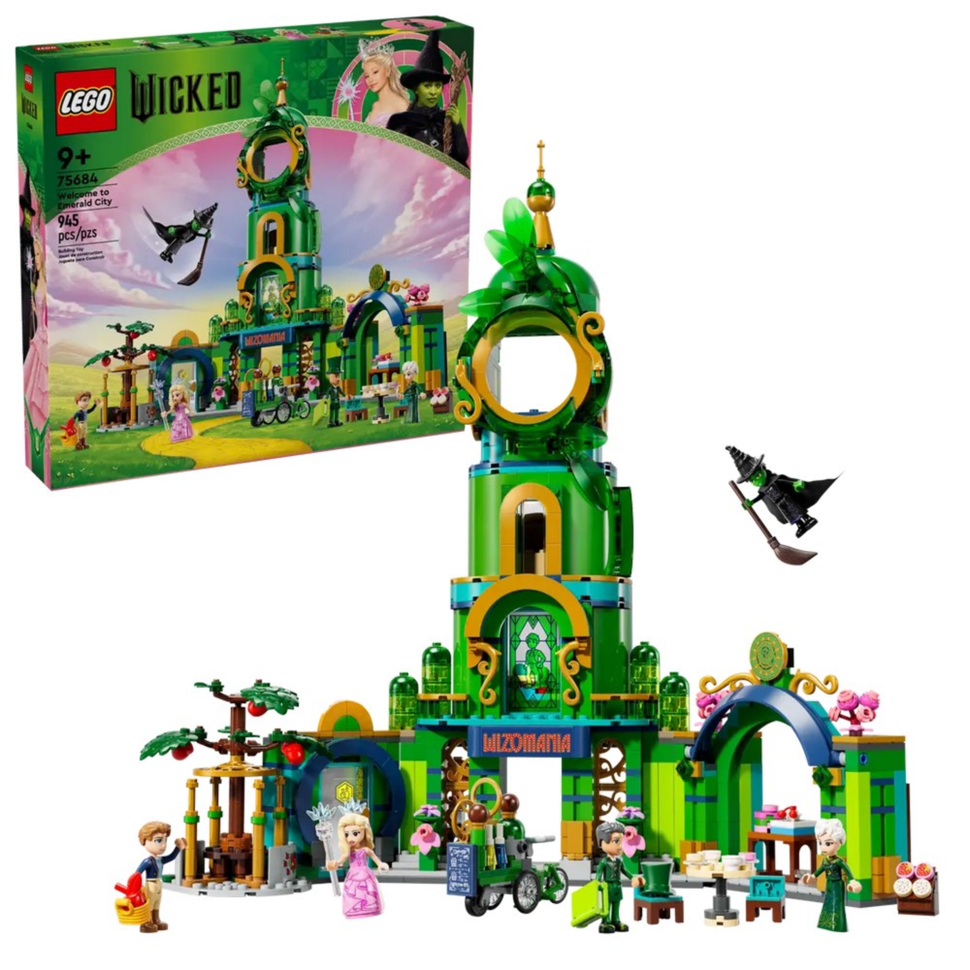 A LEGO Wicked – Köszöntünk Emerald Cityben (75684) készlet teljes tartalma megépítve, előtérben a karakterfigurákkal és a zöld színű, tornyos épülettel, bal felső sarokban a színes díszdoboz grafikája is látható.