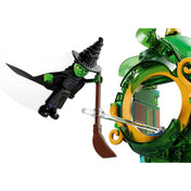 Közelkép a LEGO Wicked – Köszöntünk Emerald Cityben (75684) készlet boszorkány minifigurájáról, aki egy barna seprűn repül, áttetsző tartórúd segítségével a levegőben lebeg.