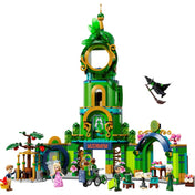 A LEGO Wicked – Köszöntünk Emerald Cityben (75684) készlet megépített változata, középen a torony, körülötte karakterfigurák és jelenetek, köztük a repülő seprűn ülő zöld boszorkány.