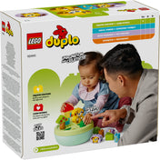 LEGO DUPLO Formaválogató házikó (10441) hátoldala, amelyen egy kislány az apukájával játszik, miközben a doboz oktatási előnyeit is kiemeli.