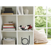 az auto kiallitva polcra